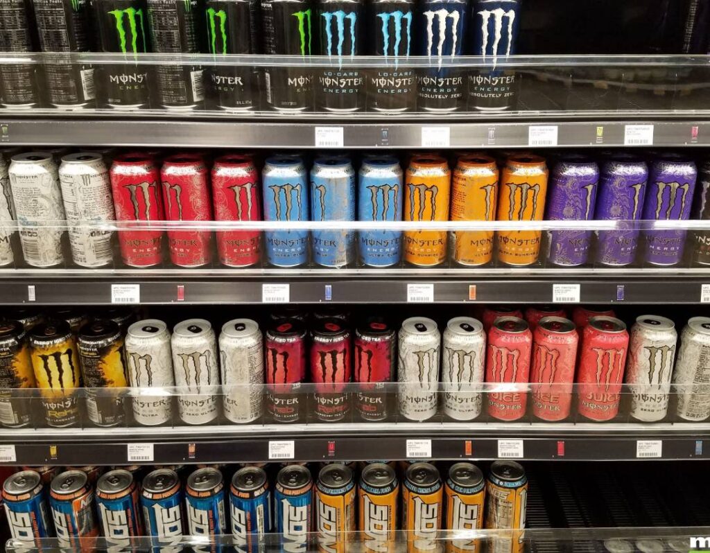 Cooler shelving with front-facing beverage cans